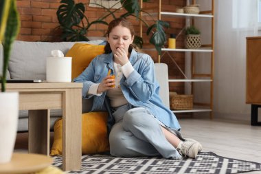 Evde yerde yatan haplı hasta genç bir kadın.