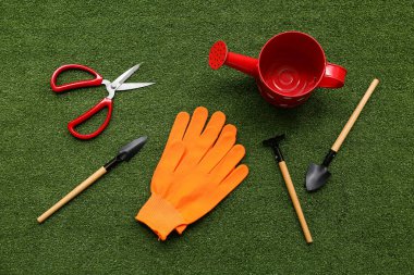 Yeşil çim arka planda bahçe aletleri. Üst görünüm