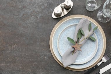 Siyah arkaplanda yaprakları olan güzel masa ayarları