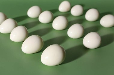 Yeşil arka planda taze kaynamış bıldırcın yumurtaları, yakın plan.