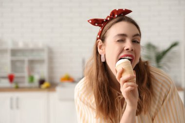 Vanilyalı dondurmayı evde yiyen genç bir kadın.