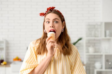 Evde vanilyalı dondurmayı gözleme bardağında ısıran genç kadın şaşırdı.