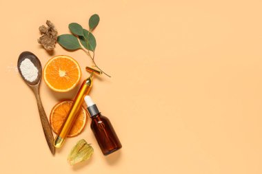 Yüz masajı silindiri ve bej arka planda kozmetik maske için doğal malzemeler