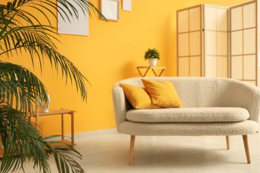 Modern oturma odasının içinde rahat bir kanepe ve katlanır bir perde.