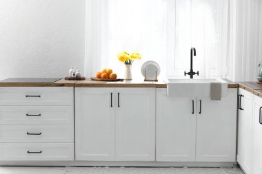 Mutfağın içi çok şık ve tezgahlı.