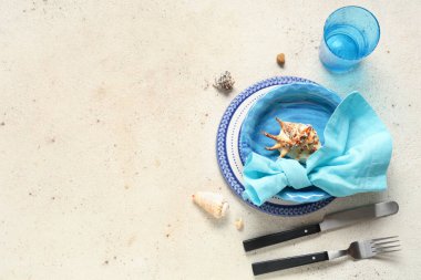 Bej grunge arka planda deniz kabukları ile güzel masa ayarları