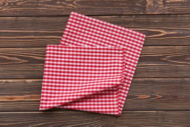 Ahşap arkaplanda kırmızı kareli peçete
