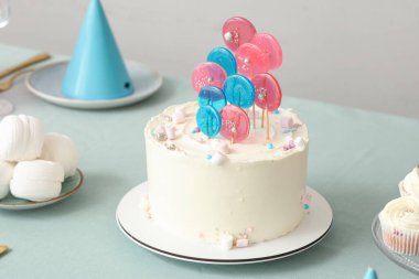 Doğum günü partisi için masada şekerli pasta.