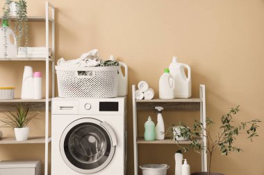 Çamaşır odasında bej arka planda raf ve çamaşır makinesi