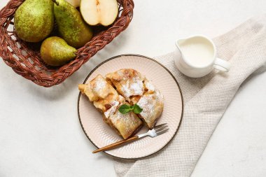 Lezzetli armutlu turta ve beyaz arka planda taze meyve sepeti.