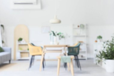 Yemek masası ve bitkilerle aydınlatma odasının bulanık görüntüsü