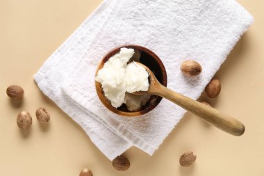 Bir kase tereyağı, havlu ve fındık.