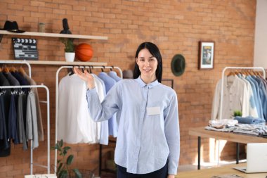 Erkek giyim mağazasında kadın satıcının portresi