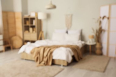 Yatak odası, raflar, katlanan ekranlar, bulanık görünüm.