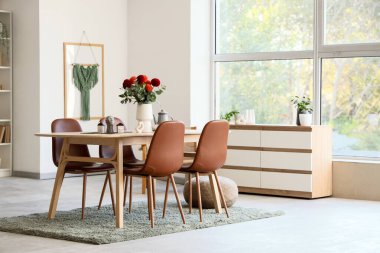 Vazoda yıldız çiçekleri olan yemek masası.