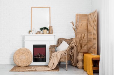 Ahşap perdeli, koltuklu ve şömineli oturma odasının içi.