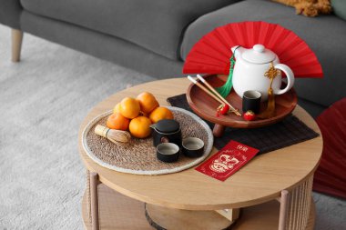Çay ve Çin Yeni Yıl sembollü Mandarinler oturma odasında, yakın plan.