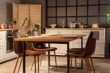 Mutfağın içinde tezgahlar, yemek masası ve akşam üstü katlanan ekran var.