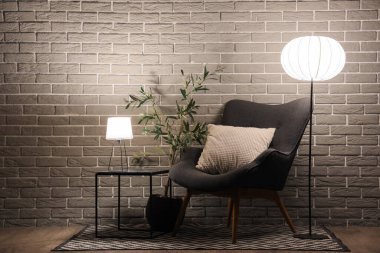 Geceleri koltuğu, masası ve parlayan lambaları olan karanlık bir oda.