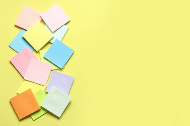 Sarı arkaplanda farklı boş yapışkan notlar