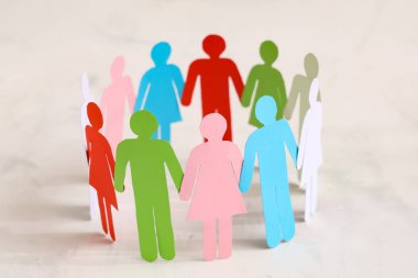 Kağıt insan figürleri arka planda daireler çiziyor. Çeşitlilik ve kapsama kavramı