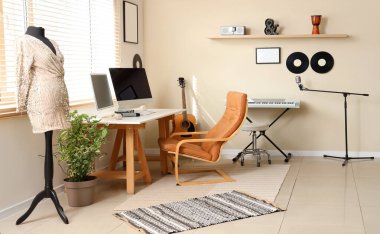 Çalışma yeri, manken ve müzik aletleriyle kayıt stüdyosunun içi