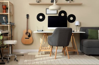 Çalışma yeri ve müzik aletleriyle kayıt stüdyosunun içi