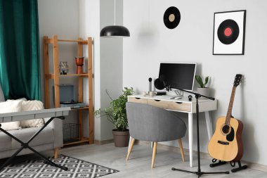 Çalışma yeri, kanepe ve müzik aletleriyle kayıt stüdyosunun içi