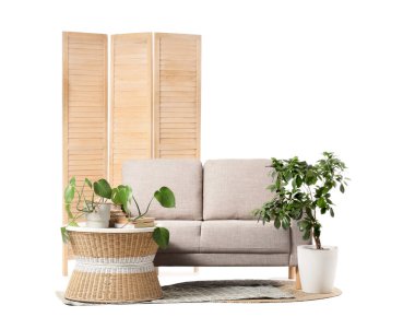 Modern bej kanepe, katlanır ekran ve beyaz arka planda izole masa