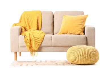 Modern bej kanepe ve pouf beyaz arka planda izole, yakın plan