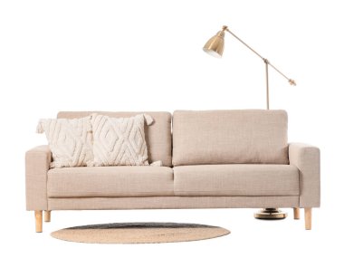 Modern bej kanepe ve zemin lambası beyaz arka planda izole edilmiş.