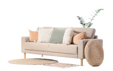 Modern bej kanepe ve puf beyaz arka planda izole