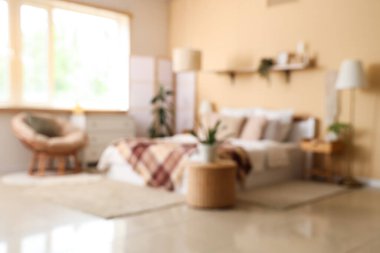 Konforlu yatak odası, katlanabilir ekran ve çiçekli bulanık manzara