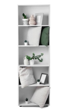 Beyaz arka planda bitki ve yastıklı raf ünitesi