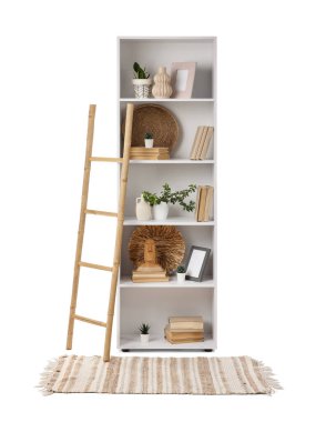 Kitaplı raflar, bitkiler ve beyaz arka planda merdiven.