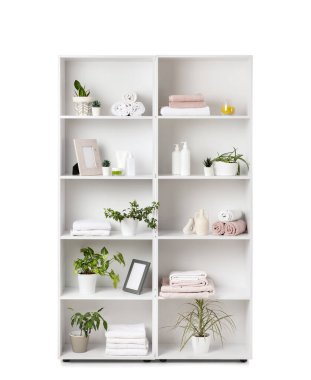 Banyo malzemeleri ve beyaz arka planda bitkiler olan raf ünitesi.