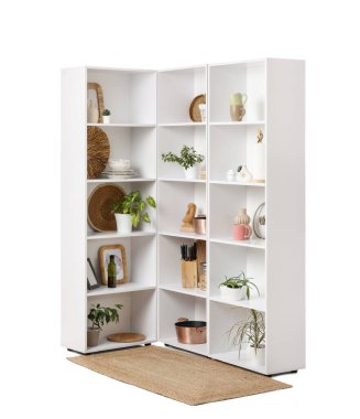 Mutfak gereçleri ve beyaz arka planda bitkileri olan raf ünitesi