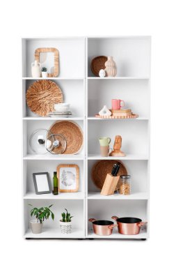 Beyaz arka planda mutfak gereçleri olan raf ünitesi