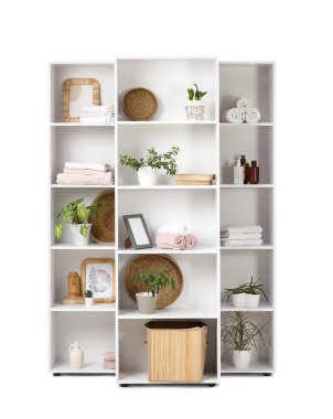 Temiz havlular ve beyaz arka planda bitkiler olan raf ünitesi.