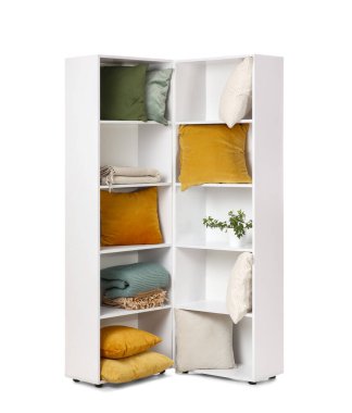 Süslü yastıklı raflar, ekoseler ve beyaz arka planda bitki.