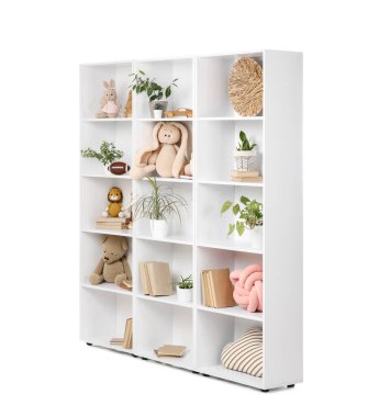 Kitapları, oyuncakları ve beyaz arka planda bitkileri olan raf ünitesi