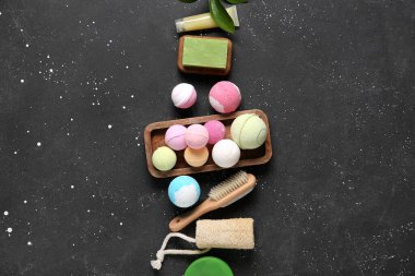 Masaj fırçası, sabun ve lifli banyo bombaları.