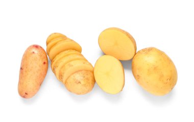 Beyaz arka planda çiğ patates.