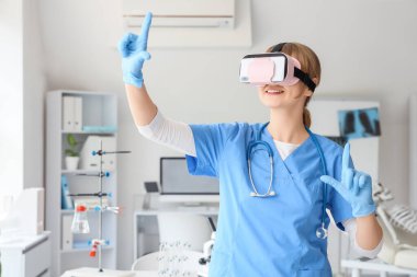 VR gözlüklü kadın doktor hastanede sanal ekran kullanıyor.