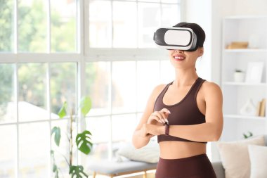 VR gözlüklü, akıllı, genç bir kadın.