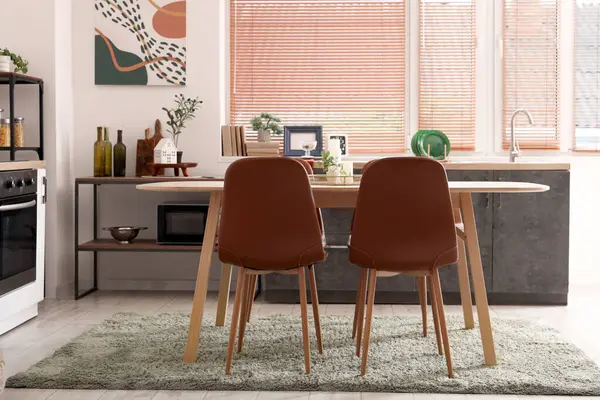 Ahşap yemek masası, mutfak içi sandalyeler ve tezgahlar.