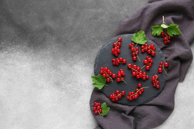 Kırmızı üzümlü siyah tahta ve grunge arkaplanda yapraklar