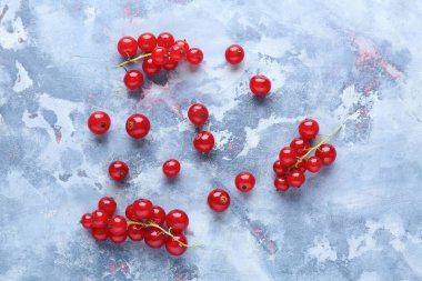 Mavi arkaplanda taze kırmızı üzümler