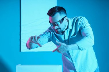 Sanat galerisinde VR gözlük kullanan genç adam.