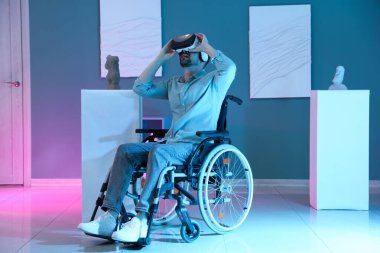 Sanatçı gözlüklü genç adam sanat galerisini ziyaret ediyor.